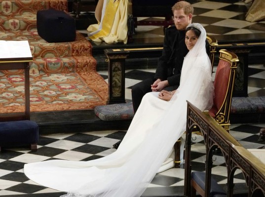 Meghan la duquesa de Sussex enamoró con su vestido