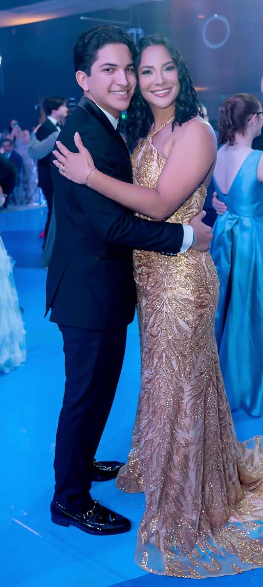 Desfile de Padres e Hijos en la gala de graduación de la Escuela Internacional Sampedrana 2026