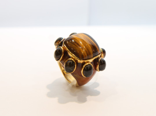 Anillo con piedra de ojo de tigre con baño de oro de 18K by D'Santos Joyeros
