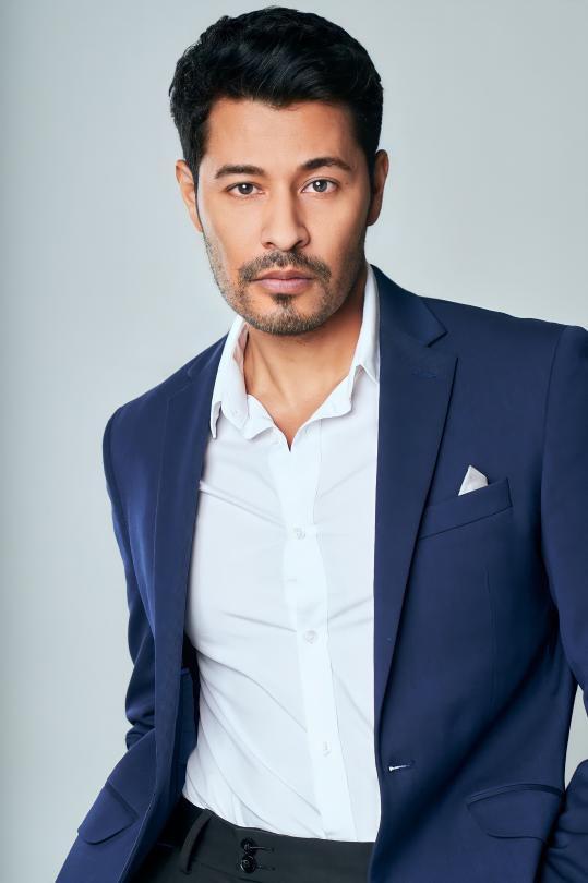 Dennis Mencía, quien comparte pantalla con Sofía Vergara en “Griselda”, ejemplifica el potencial de los hondureños en la industria del entretenimiento a nivel internacional. Su trayectoria incluye destacadas participaciones en producciones como “The Infiltrators” y la serie “Jane The Virgin”, lo que evidencia su perseverancia y dedicación para alcanzar un lugar destacado en Hollywood.