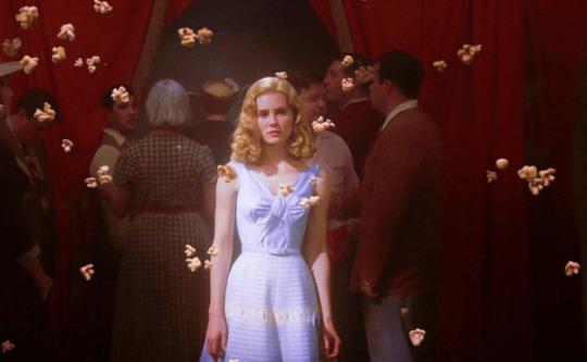 Big Fish es Tim Burton en su forma más humana e introspectiva sin dejar de conservar su visión espectacular. Cuenta la historia de Edward a quién le encanta compartir historias coloridas sobre su vida besando sirenas, pescando un pez enorme, conociendo a un gigante en el circo y presenciando su futuro en el ojo de cristal de una bruja, todos los cuales son espectáculos visuales llenos de escenarios fantásticos, colores vibrantes, y detalles de ensueño.