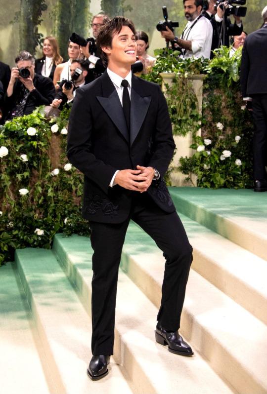 Nicholas Galitzine, recién salido del éxito de su nueva película The Idea Of You, fue una emocionante incorporación a la lista de invitados de la Met Gala 2024. 