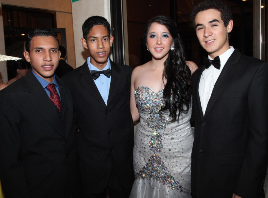 Seniors de la Mayan School se graduan