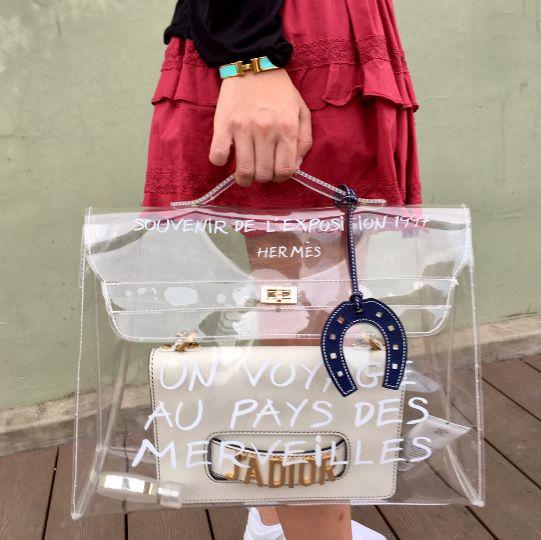 Como incorporar bolsos transparentes en tus outfits