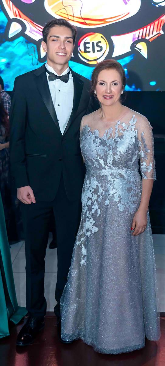 Desfile de Padres e Hijos en la gala de graduación de la Escuela Internacional Sampedrana 2026