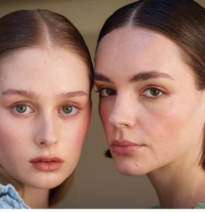 Este año, las cejas se llevan suaves, naturales y con textura, dejando atrás los arcos excesivamente definidos. Desde el <i>Boy Brow</i> hasta el laminado suave, pasando por degradados y estilos creativos, las tendencias 2026 celebran la autenticidad, el volumen sutil y la versatilidad, ofreciendo opciones para looks cotidianos y editoriales de impacto.