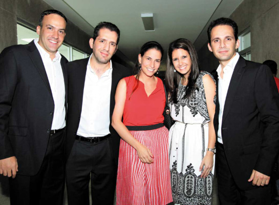 Roderick Schacher y Nicole Schacher junto a Fredy, Lucia y Miguel Nasser