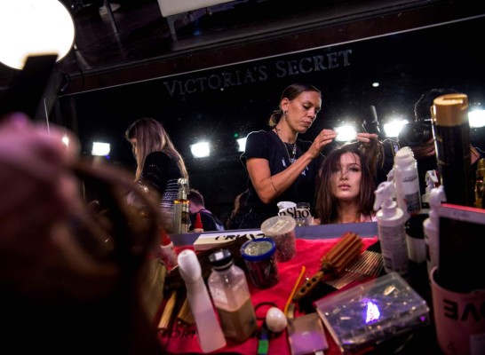 Bella Hadid también en su sesión de melena. La única de las hermanas Hadid que participó en esta ocasión