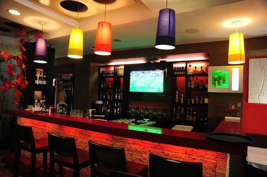 Su amplia terraza y su bar hacen de <b>Café Honoré</b> un lugar perfecto para pasar un buen rato entre amigos y disfrutar de su variado menú entre cocteles y tragos. Esta ubicado en colonia Palmira Ave. Rep. de Argentina.