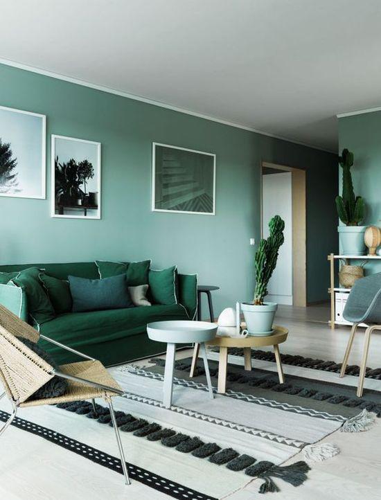 <b>Color Verde Berro y Color Verde Jade</b>Los verdes oscuros, destacando en ferias como Maison&amp;Objet París, son refrescantes y están en tendencia en la decoración del hogar. Vinculados a disfrutar del exterior, cobran relevancia tras la pandemia. Además, en un contexto ambientalmente consciente, el verde simboliza compromiso y conexión con la naturaleza. Ideales para el salón en paredes o alfombras, y en el dormitorio en cabeceros o armarios.