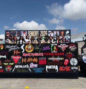 Los seniors 2026 de Honors Academy vivieron una jornada inolvidable, marcada por la emoción y la sorpresa. La aventura comenzó al abordar un divertido y colorido vagón de carga, tapizado con los íconos más representativos de los años 80, que dio un toque vibrante y nostálgico a su esperado entrance.