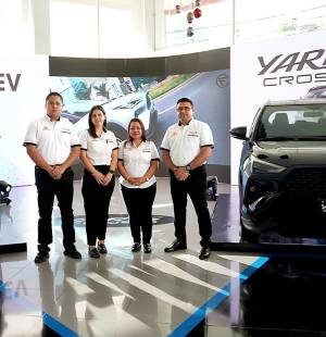 Corporación Flores, perteneciente al Grupo Flores y reconocido como el distribuidor exclusivo de la prestigiosa marca TOYOTA en Honduras, presentó a sus distinguidos clientes el innovador Toyota Yaris Cross. Este vehículo cuenta con el avanzado sistema híbrido de Toyota, fusionando un motor 1.5 con una batería autorecargable, brindando una eficiencia excepcional al lograr un impresionante rendimiento de entre 70 y 80 kilómetros por galón de combustible.