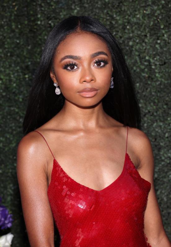 Skai Jackson es una actriz reconocida por su interpretación de Zuri Ross en la serie de Disney Channel “Jessie”. Su familia proviene de las Islas de la Bahía, Honduras. Jackson se enorgullece de sus raíces hondureñas y se autodenomina “Reina Hondureña”. Inició su carrera como modelo infantil, participando en diversos anuncios comerciales a nivel nacional.