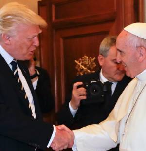 Este sábado, Roma será el epicentro de una de las ceremonias más significativas de la historia contemporánea. El funeral del Papa Francisco reunirá a líderes de todas las latitudes, figuras clave de la política internacional, monarcas y dignatarios. A continuación, una guía detallada de los asistentes confirmados.