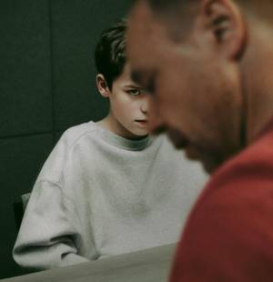 Desde su estreno en Netflix, “Adolescence” se ha convertido en una de las series más impactantes del año, generando conversaciones sobre su cruda representación de la juventud y los desafíos sociales que enfrenta. Con una narrativa intensa y un estilo visual innovador, esta producción ha capturado la atención del público y la crítica, abordando temas como la violencia juvenil, la cultura “incel” y la radicalización en línea. Aquí te contamos algunos datos curiosos sobre la serie que está dando de qué hablar.