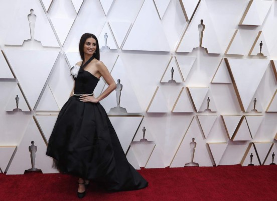 Penelope Cruz, en un diseño negro de cuello halter firmado por Chanel.