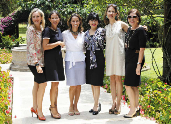 Luisa Belzuz de los Ríos, Nora Corrales, Sandra Mut-Tracy, Patricia Corrales, Ana Namba y Pamela Pelaez