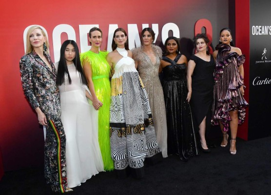Cate Blanchett, Sarah Paulson, Anne Hathaway, Sandra Bullock, Mindy Kaling, Helena Bonham y Rihanna durante la alfombra roja