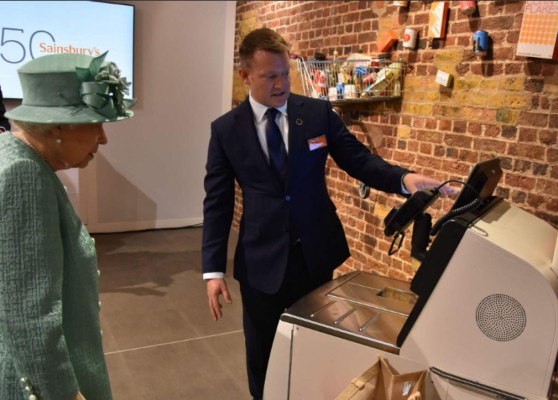 El recorrido de la Reina Isabel II por el supermercado Sainsbury