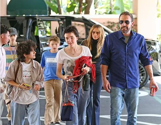 Estaban acompañados por sus hijos de su matrimonio anterior con Jennifer Garner, Seraphina, de 15 años, y Samuel, de 12, así como por los gemelos de 16 años de Jennifer López, Max y Emme, a quienes comparte con su ex marido Marc Anthony. La pareja también fue fotografiada dentro de una camioneta, con Affleck al volante y López sentada a su lado.
