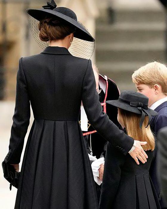 La familia real llega a la Abadía de Westminster para el servicio fúnebre de la reina Isabel II