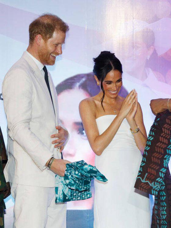 El cuarto look de la duquesa de Sussex fue desvelado durante un almuerzo con el ministro de defensa nigeriano. Meghan Markle deslumbró a todos con un vestido blanco de falda larga recta y escote palabra de honor, de St Agni.