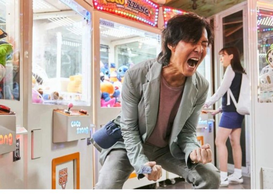 7. Un talentoso elenco<br/>Quizá los actores de Corea no sean tan conocidos como los occidentales, pero son igual de talentosos. Los y las amantes de doramas quizá reconozcan a Wi Ha-Joon, Lee Byung Hun, Lee Jung-Jae y Park Hae-Soo, protagonistas de la serie. Además, cuenta con un cameo especial de Gong Yoo, protagonista de Train to Busan y Goblin. <br/>