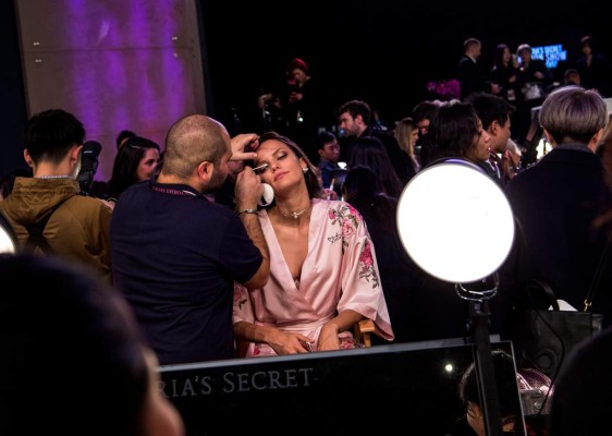 Barbara Fialhon en la sesión de maquillaje