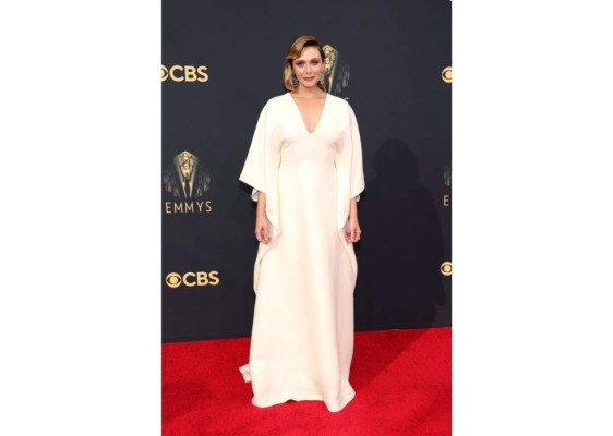Elizabeth Olsen <br/>Su vestido blanco fue diseñado por sus hermanas, Mary Kate y Ashley <br/>Olsen.<br/>
