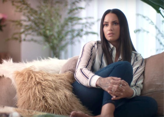 Simply complicated<br/>En octubre de 2017 se abrió al mundo hablando de su lucha contra las drogas, su salud mental, sexualidad y camino al autodescubrimiento en el documental para YouTube Simply Complicated. <br/>