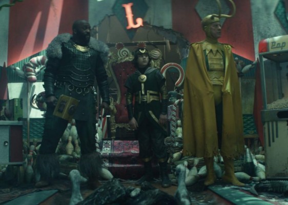 Conexión con series y películas<br/> Por supuesto que su tema de viajes en el tiempo y universos alternos no iba a pasar desapercibida. Hay una conexión directa con las futuras películas de Dr. Strange, Spider-man e incluso con WandaVision. Los amantes de Marvel no se la pueden perder.<br/>