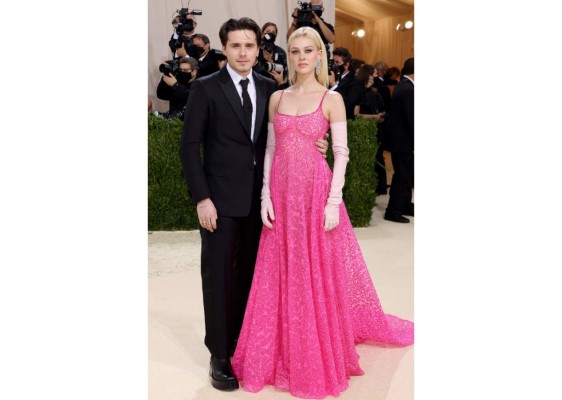 Brooklyn Beckam y Nicola Peltz vistiendo Valentino