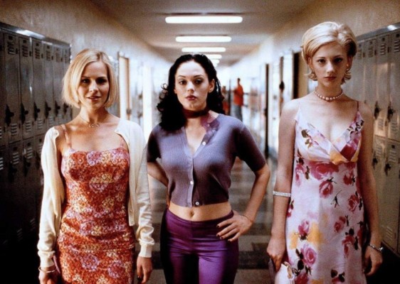Jawbreaker (1999)<br/>Considerada la versión noventera del clásico Mean Girls, esta cinta de culto aporta los estilos tan característicos de esos años; desde los vestidos de flores a las minifaldas, los cárdigans vestidos, crop-tops, hasta los ya infames pantalones de cintura baja. Definitivamente un viaje en el tiempo. <br/>