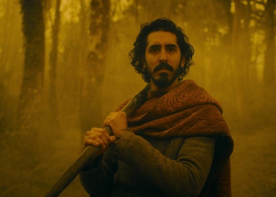 The Green Knight<br/>Esta adaptación de una leyenda arturiana nos hace acompañar a Sir Gawain, interpretado por Dev Patel, en su búsqueda por encontrar al Caballero Verde. Sin duda alguna una de las cintas más trippys de este año. Con una atmósfera envolvente y una fotografía que alcanza el estatus de proeza visual es una reflexión sobre el tiempo, la muerte y lo que significa ser un caballero. Si bien su ritmo pausado puede echar atrás a los espectadores más impacientes, aquellos que decidan continuar su viaje a través de la espesura del bosque serán recompensados. <br/>