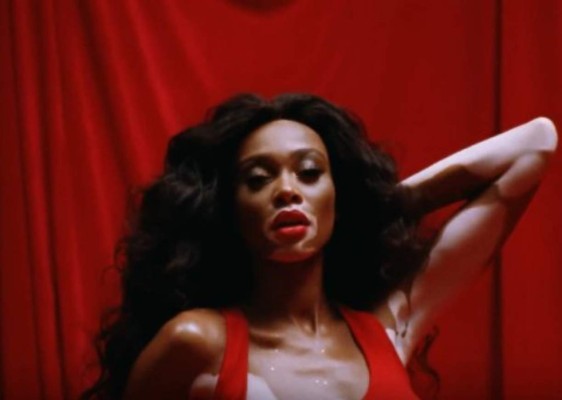 El 4 de septiembre de 2018, Sam Smith y Calvin Harris lanzaron su video musical de la Promises y en varios momentos del videoclip aparece la bella Winnie.