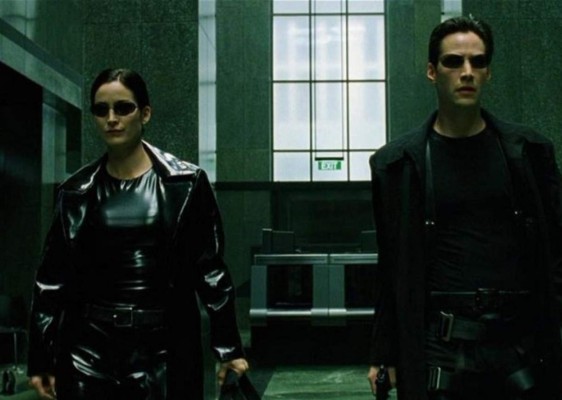 The Matrix (1999)<br/>La obra cumbre de las hermanas Wachowski no solo revolucionó el cine de ciencia ficción sino que aportó nuevas ideas al mundo de la moda. Las gafas icónicas, el trench coat y las botas estilo militar son un icono de la franquicia y han marcado a toda una generación. <br/>