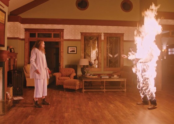 Hereditary (2018)<br/>Esta fue la película que puso al director Ari Aster en el mapa y lo coronó como el rey del terror moderno, y no por falta de razones. Hereditary es un viaje demencial a las entrañas más oscuras de la vida en familia. Sus actuaciones estelares y su ambientación terrorífica nos llevan en un recorrido que al final nos tendrá al filo de nuestros asientos. Y, una vez ha terminado, quedará grabada en nuestra mente para siempre.<br/>