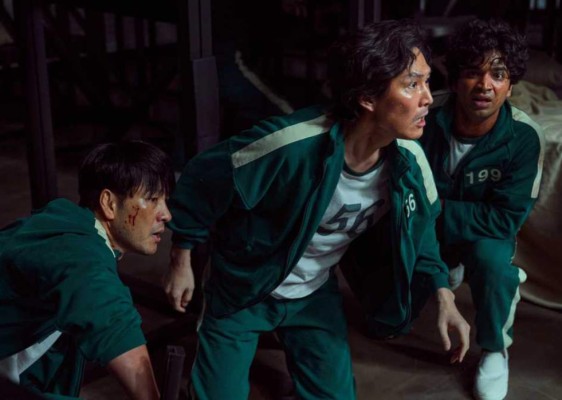 6. Diversos personajes<br/>Entre los 456 participantes de El juego del Calamar hay personas de todo tipo. Desde jefes de la mafia hasta adultos mayores, todos compitiendo para llevarse el premio y poder huir de sus deudas. <br/><br/>