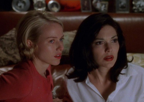 Mulholland Drive (2001)<br/> La filmografía entera del genio de David Lynch es material perfecto para hablar de películas que te volarán la cabeza, pero esta destaca entre todas. Betty, una joven aspirante a actriz, llega a Los Ángeles para convertirse en estrella de cine. Allí conoce a la enigmática Rita, una mujer que padece amnesia a causa de un accidente sufrido en Mulholland Drive. Las dos juntas deciden investigar quién es Rita y cómo llegó hasta allí. Las respuestas que encuentren serán tan impactantes para ellas como para nosotros. <br/>