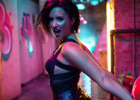 Segura de sí<br/>En 2015 abrazó su lado más sensual al estrenar Cool for the Summer. ''Tus fans quieren crecer contigo'', comentó a la revista Us en 2015. “Es acerca de crecer a su lado; cuando haces música eso refleja tu vida así que obviamente no voy a estar cantando lo mismo que a los 16 años”. Este single es considerado uno de los mejores en su carrera. <br/>