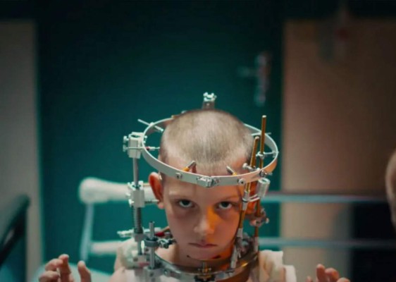 Titane<br/>Esta ganadora de la Palma de Oro en el Festival de Cannes es… muy rara. Quienes no estén familiarizados con el género de body-horror pueden verse perturbados por alguna de sus imágenes más viscerales. Sin embargo, detrás de todo el shock-value se encuentra una historia fascinante que explora cuestiones como el género y la identidad. Sin duda una gran opción para quienes busquen algo diferente. <br/>