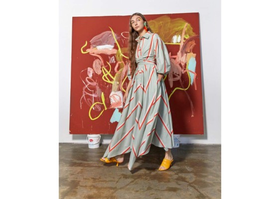 Tanya Taylor presentó su colección en una galería de arte con una propuesta bastante colorida y diferentes piezas entre las destacadas eran las faldas y vestidos.