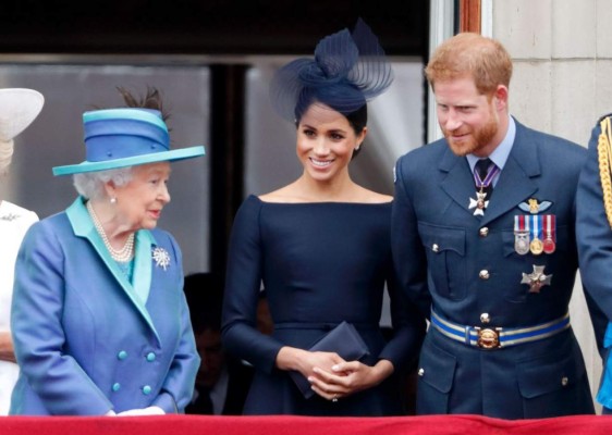 Príncipe Harry y Megan Markle responden a comentarios de la reina