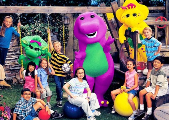 Sus inicios en el show de Barney<br/> Al igual que muchos niños estrellas, su carrera comenzó en El Show de Barney y sus amigos en 2002. Durante el proceso de las audiciones conoció a alguien con quien más adelante compartiría trabajo en Disney, Selena Gómez.<br/>