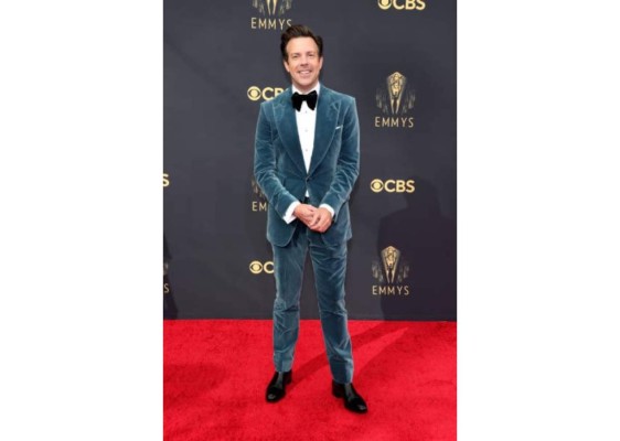Jason Sudeikis<br/>¡Algo nuevo y una muy buena opción! Jason usó un traje de terciopelo turquesa de Tom Ford<br/>