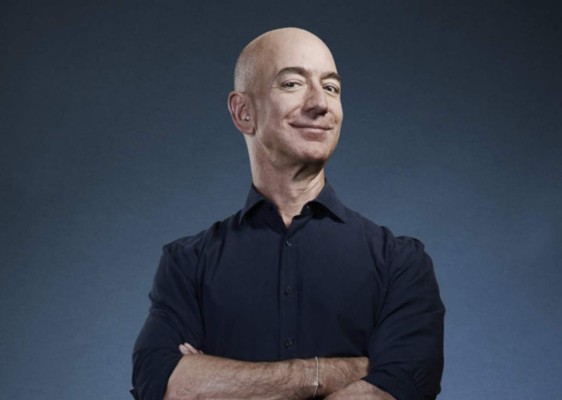 Detrás de este proyecto único se encuentra el empresario dueño de Amazon, quien se ha convertido en el hombre más rico del mundo y el más rico de la historia. Desde comercio por internet e inteligencias artificiales, hasta viajes al espacio, no hay proyecto futurista en el que Jeff Bezos no quiera invertir. Por si no lo conocías, aquí te dejamos algunos datos sobre su vida.