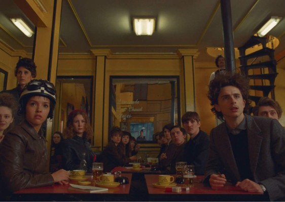 The French Dispatch<br/>Existen pocos directores con un estilo más marcado que el de Wes Anderson y en su última cinta decidió sacar la casa por la ventana. Lejos de afirmarse en las técnicas que lo hicieron famoso, en La Crónica Francesa decide dar un paso adelante y llevar la fórmula al siguiente nivel. ¿El resultado? Un conjunto de viñetas, cada una más brillante que la anterior, llenas de carisma y pasión por la artesanía de hacer películas. Ningún cinéfilo puede quedarse sin verla.<br/>