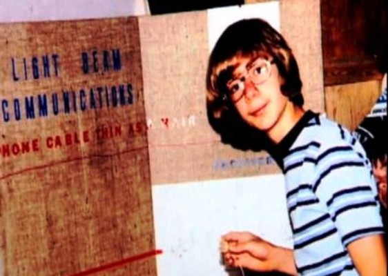 Jeff Bezos fundó su primera compañía en secundaria. Llamada Dream Institute, este negocio ofrecía cursos y tutorías académicas a los estudiantes. Junto a su novia en aquella época cobraban hasta 600 dólares a cada asistente. Antes de esto, trabajó en un McDonald 's.