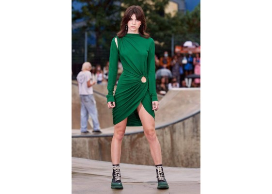 Monse combinó a la perfección lo casual y estilo urbano.