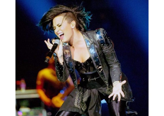 Tour Mundial<br/>Al salir de The X-Factor, Lovato fue a su primer gran tour, The Neon Lights en febrero de 2014. Poco después se embarcó en el Demi World Tour por todo un año. <br/>
